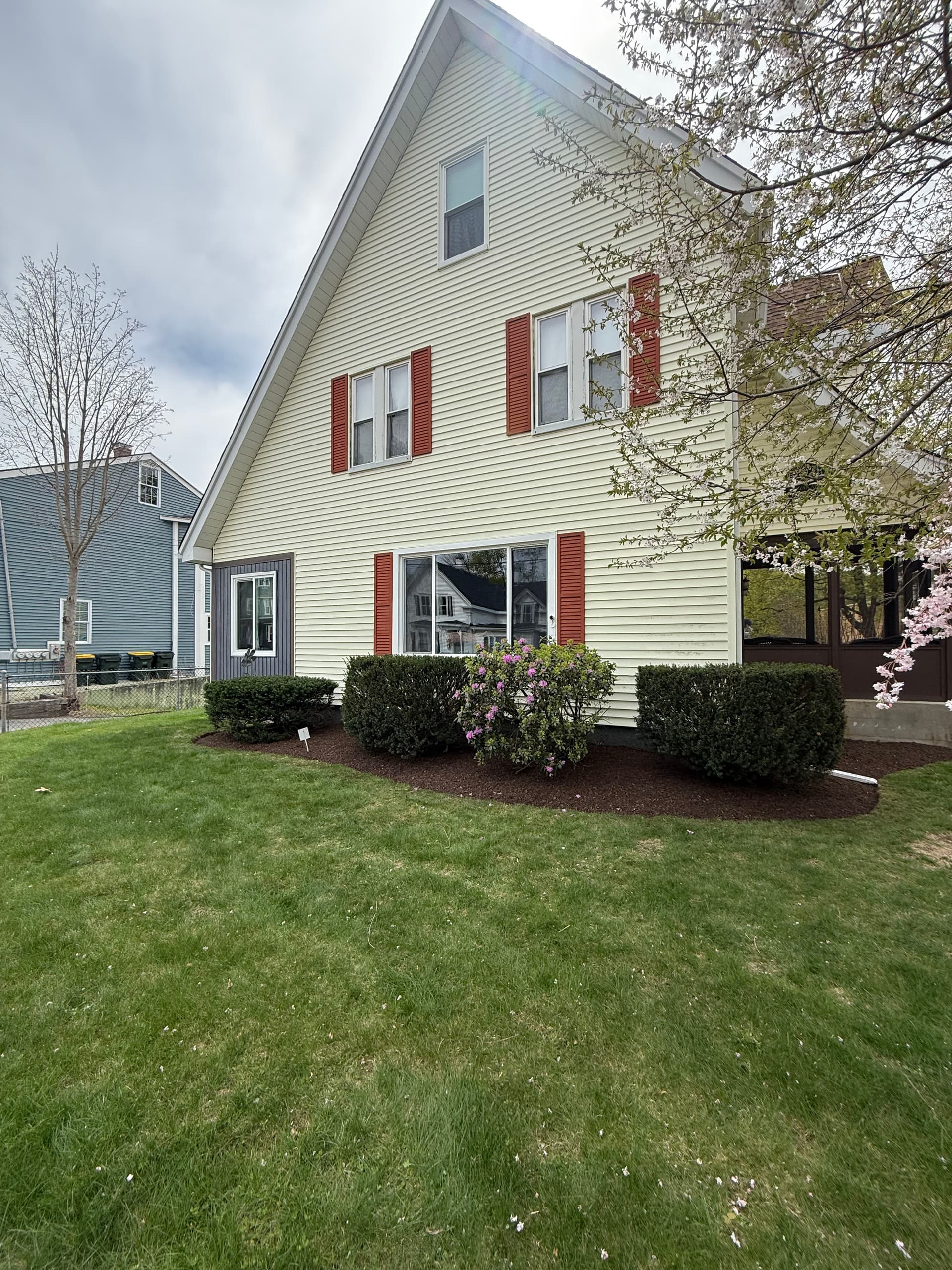 Gallery photos for Fresh Mulch Install That Makes the Whole Yard Look Sharp: Image #1
