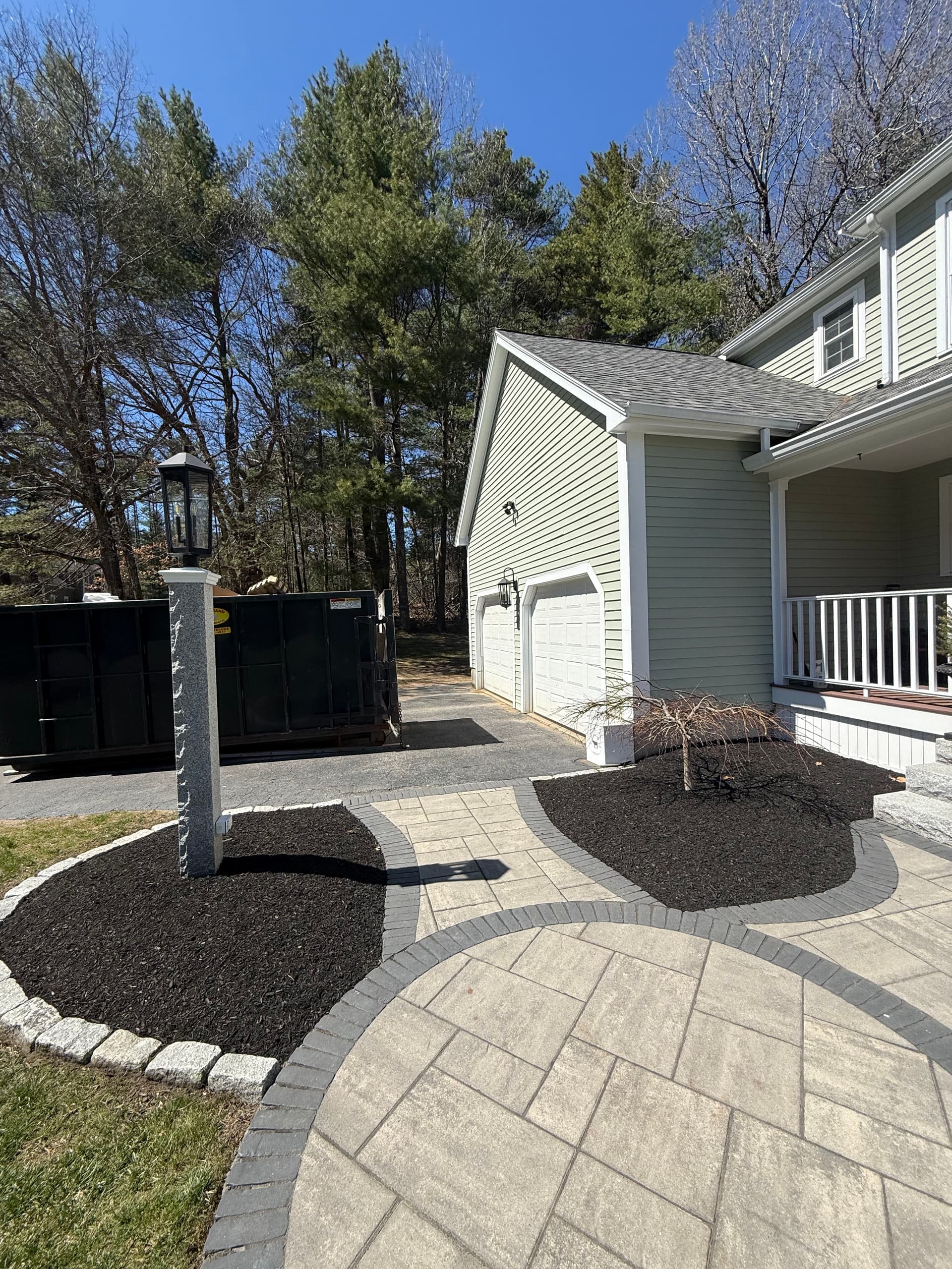 Gallery photos for Fresh Mulch Makes a Front Yard Look Put Together: Image #2