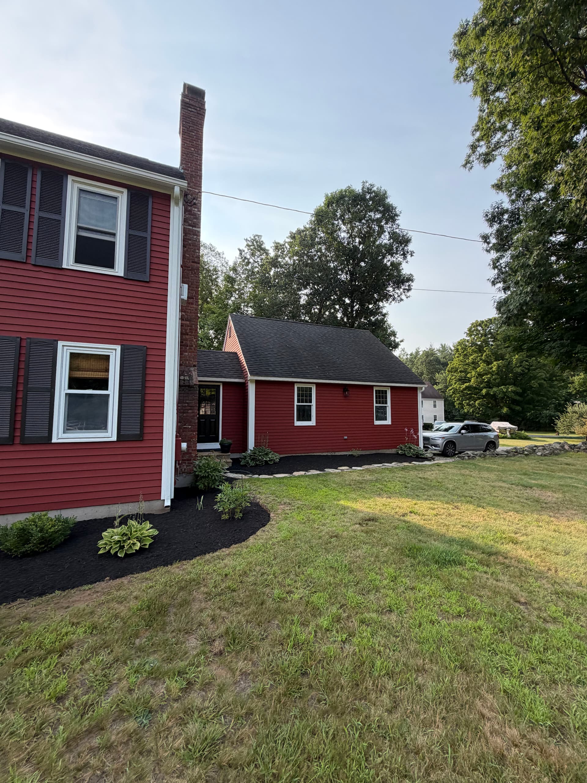 Gallery photos for 20 Yards of Black Mulch Laid Across a Sutton MA Property: Image #4